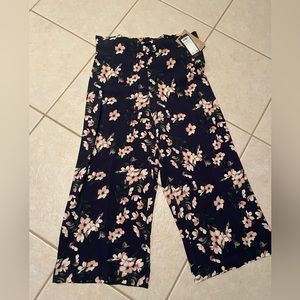 BRAND NEW w tags. Vero Moda size large culotte pants